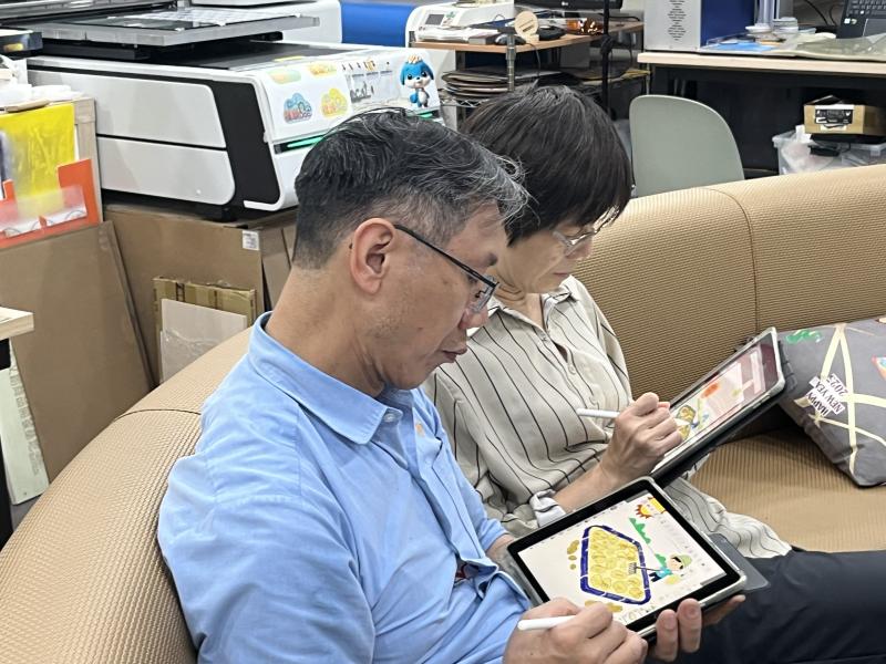 <p>橋頭DOC規劃平板繪圖課程，讓學員輩體驗平板繪圖的魅力，透過簡單易學的繪圖APP，運用手指及觸控筆輕點螢幕進行創作。課程中學習色彩搭配與圖形排列技巧，學員們專注地運用不同顏色與圖案，逐步完成繽紛且富有個人特色的作品。。透過數位繪圖體驗，不僅培養藝術創作能力，也提升了學員對科技工具的應用信心，享受數位學習的樂趣與成就感。</p>
