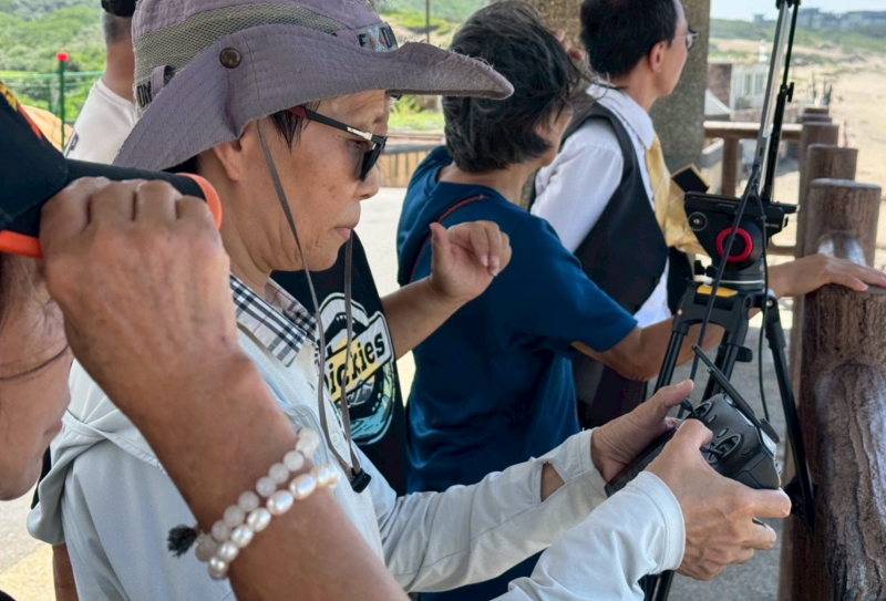 <p><span style="font-size:medium;">學員眼神專注地緊盯螢幕、雙手緊握遙控器，在指導下小心翼翼地操控空拍機。</span></p><p><span style="font-size:medium;">科技讓視野成功起飛，帶領大家用全新視角，重新認識這片美麗的家鄉海岸。</span><br /></p>