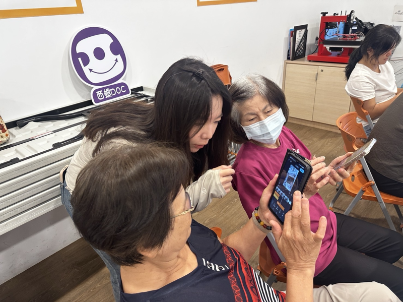 在課程進行中，我把自己的心思都投入在拍照和攝影。在拍照的過程中，雖然常因為不熟悉而遇到一些考驗，但這也讓我學到了很多拍照技巧和怎麼修圖。最棒的是，現在我能用數位的方式，把家鄉和生活的點點滴滴分享出去，這讓我覺得自己對社區多了一份貢獻，心裡感