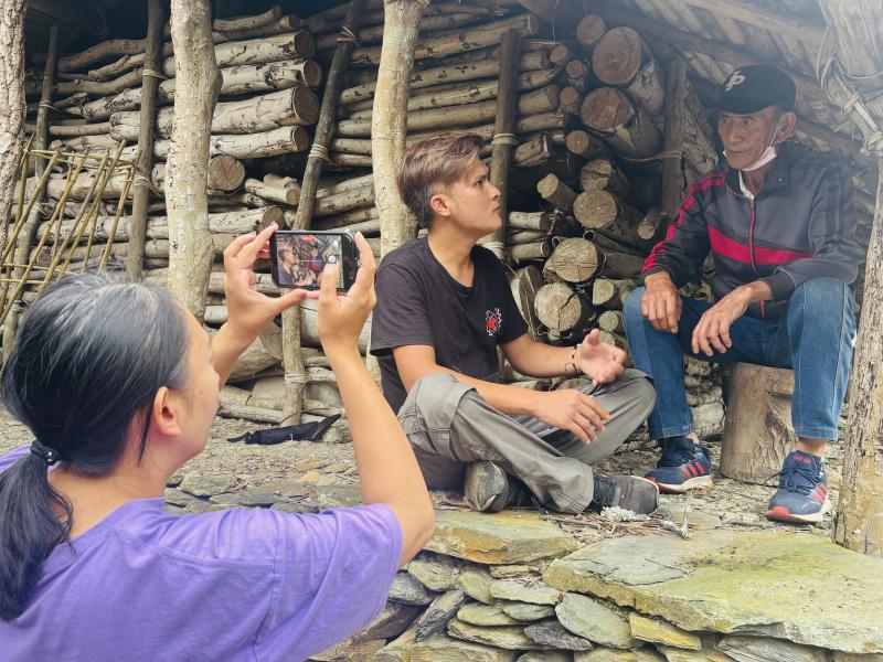 <p>深入南投縣仁愛鄉的部落，年輕世代拿起手機與在地原住民耆老面對面。在傳統家屋與木堆構築的場景下，長者緩緩道出部落的智慧與記憶；年輕學員則專注地透過鏡頭，細心聆聽並記錄下這份珍貴的口述歷史與歲月記憶。訴說著傳承的力量，讓瀕臨流失的在地智慧，透過現代影音科技得以永續流傳。</p>