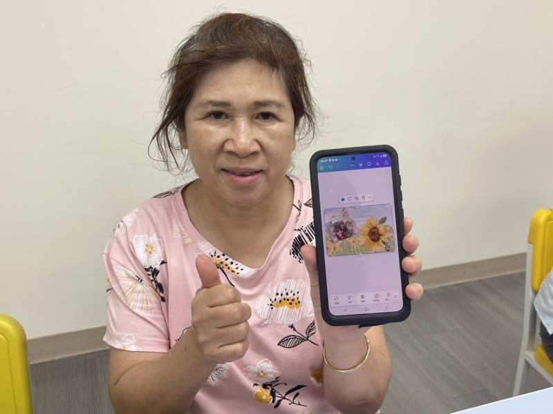 <p>透過 AI 輸入文字指令，量身打造出獨一無二的明信片，或是使用親手拍攝的生活照，加上可愛圖示與文字，輕鬆將珍貴記憶化為實體展現留存。</p>