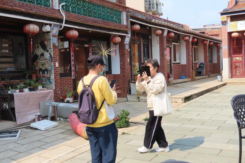 <p>學員實際操作、拍攝短影片，兩人一組，一人當攝影師，一人當主持人</p>