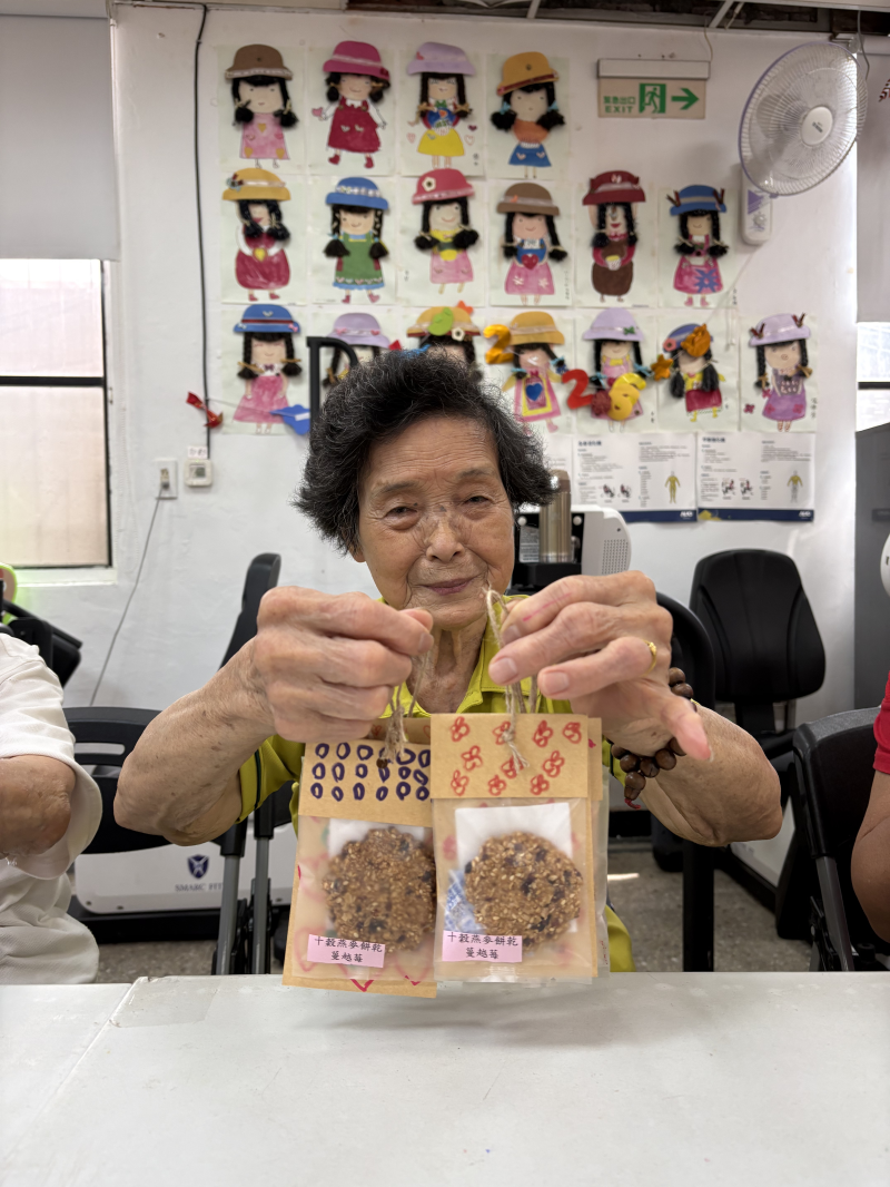 每一份包裝都是學員們從生活靈感中取才的創作,圖片為學員們運用數位會畫出來的素材。