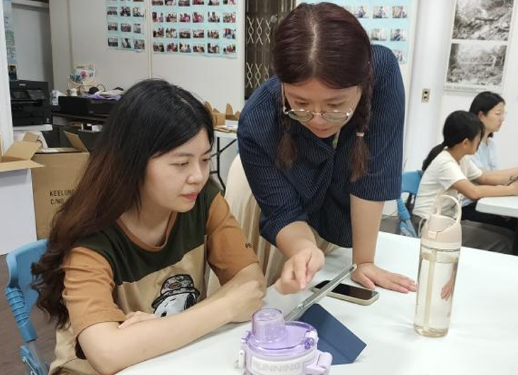 <p>數位行銷神助攻！南投縣鹿谷鄉廣興社區的DOC教室，日前開辦「LINE@官方帳號操作經營實戰班」，課堂上聚集了在地的中高齡居民與在地小農，大家緊盯著平板、跟隨步驟實作。在老師手把手的耐心指導下，學員們逐步克服對數位科技的陌生感，從設定歡迎訊息到規劃圖文選單，一步步建構出專屬的溝通橋樑。成功建立了自己的LINE官方帳號，為鹿谷在地的好茶與農特產品拓展開創性的數位銷售新通路。</p>