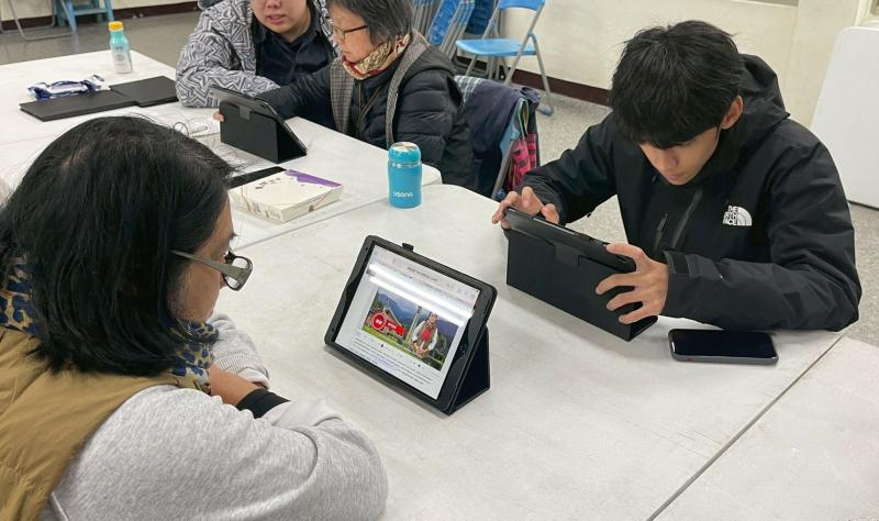 <p>配合地利天主堂70週年堂慶，信義DOC特別開設「AI虛擬主播應用實戰班」，帶領學員學習影像素材整理、旁白製作及虛擬主播技術。透過AI數位應用，重現昔日老神父的身影與聲音，讓珍貴的教會歷史與地方記憶，以嶄新的方式再次呈現在大家眼前。</p>