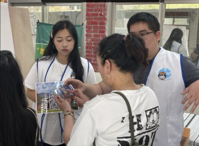 <p>配合地利天主堂70週年堂慶，信義DOC於活動現場推廣VR360環景虛擬空間，並由數位小幫手協助民眾使用手機掃描QR Code，展開線上環景導覽，現場也備有VR眼鏡，提供更加沉浸的數位體驗。虛擬場域除了呈現地利天主堂本堂，也納入周邊洽波石、潭南、人和及雙龍四個分堂，讓民眾突破時間與空間限制，一次認識各堂區的建築特色、地方故事與珍貴文化風貌。</p>