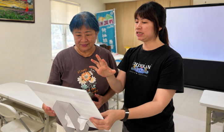 <p>由新社數位機會中心舉辦的「實境解謎數位體驗課程」，結合在地文化探索與數位科技應用，吸引許多民眾熱情參與。課程透過手機任務、互動解謎與數位工具操作，讓學員在趣味挑戰中學習地圖導航、QR Code應用及線上資訊查詢，不僅增添生活樂趣，也有效提升民眾數位素養與科技應用能力。同時，活動更串聯地方景點與特色故事，讓參與者深入認識新社在地魅力，進一步帶動地方觀光與社區活化，展現數位學習與地方創生結合的新模式。</p>