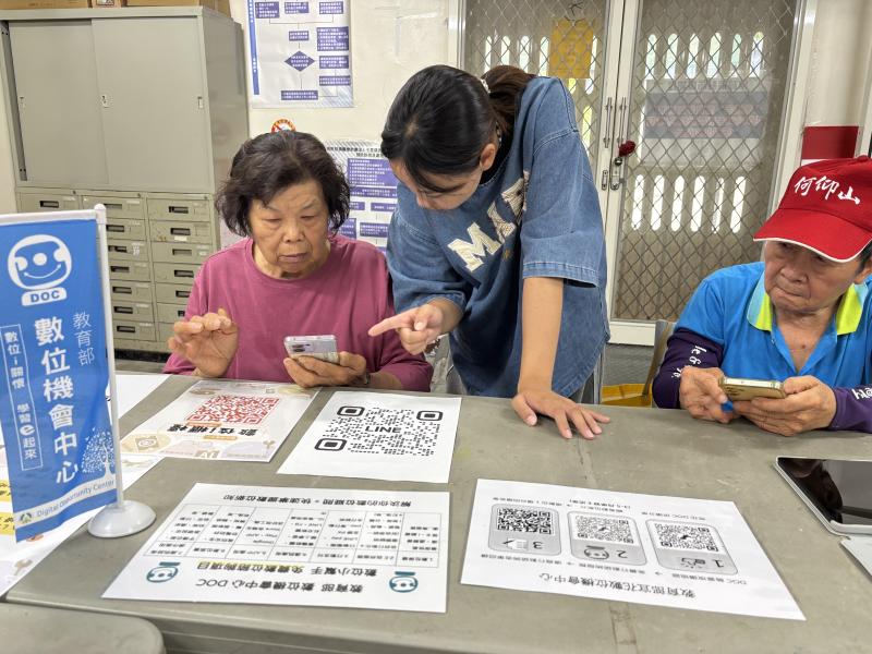 此服務員第一次參與課程並協助長者並協助長者使用手機
