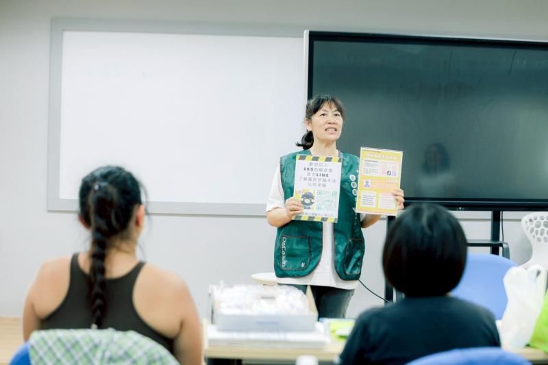 <p>金門縣金沙DOC執行秘書在課前認真與學員宣導，說明跨境平台的資安風險與防詐騙。</p>