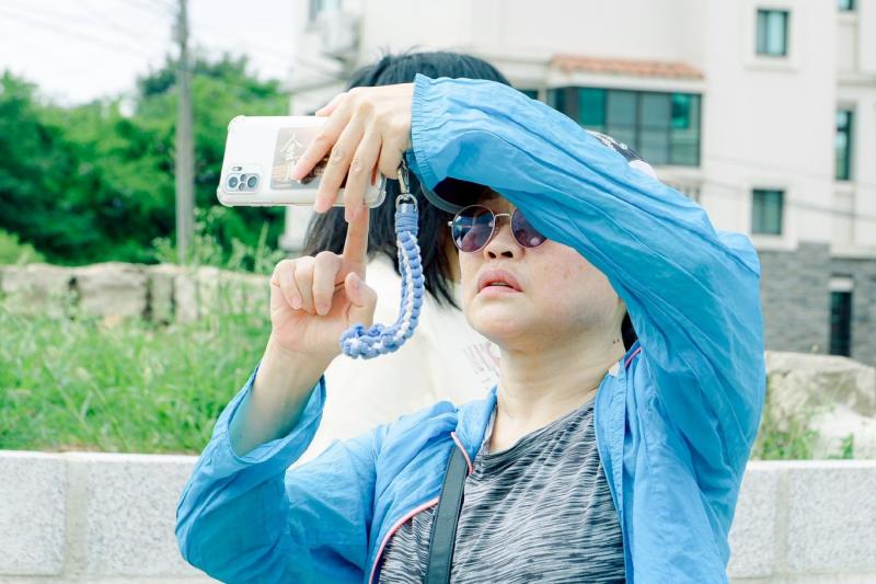 <p>金沙DOC古洋樓踏查課程，學員用心拿起手機拍攝</p>