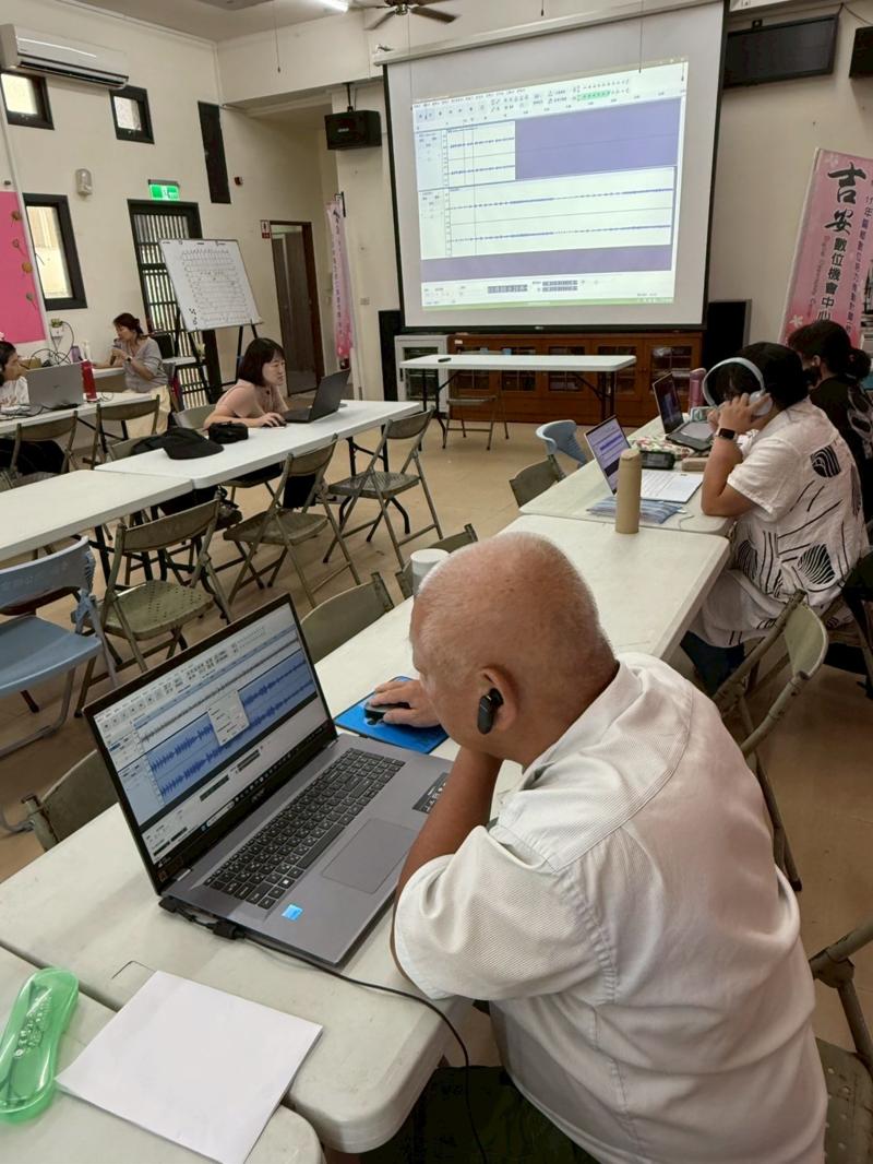 一路跟著吉安DOC參與許多課程,從雷雕創作、Podcast錄製到裁藝機操作,每次上課總會帶著自己的筆電前來,課前也會先做功課,讓自己在課程中能快速進入狀況。