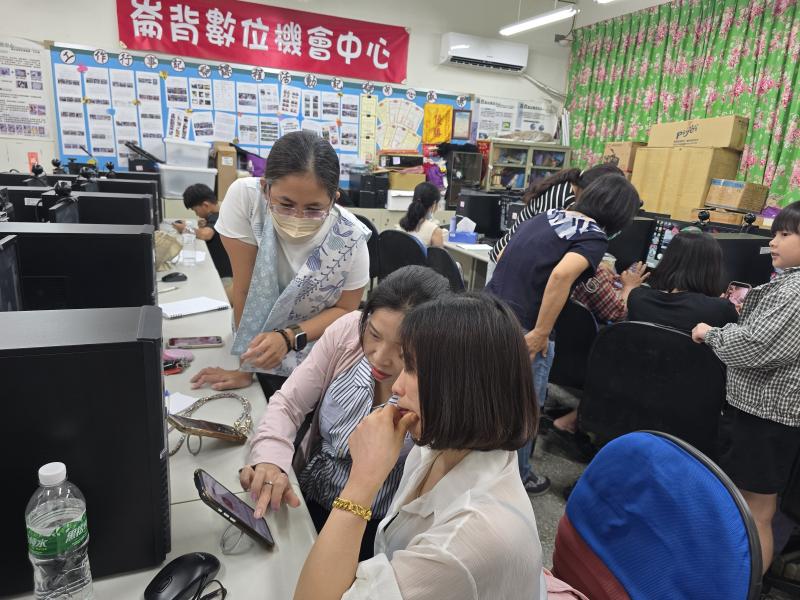 學員認真操作老師教的程序操作。