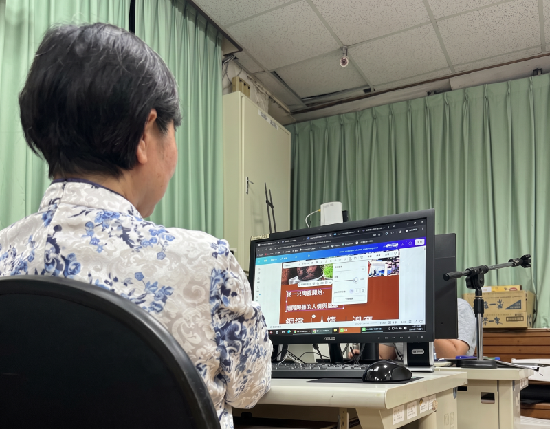 <p>115年5月26日，在「這一次換你當主編2」課程中，學員學習運用 AI 工具發想刊名、生成具溫度的內文，並進行結構化的數位排版。照片中學員專注於電腦前，逐步調整字體、影像與版面，體驗AI工具加持的主編工作！</p>