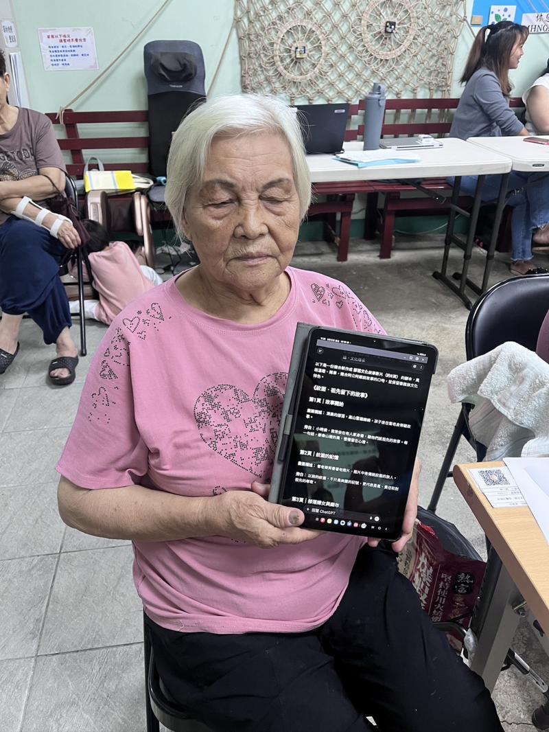 長輩分享繪本成果,傳遞珍貴的文化記憶與祝福。