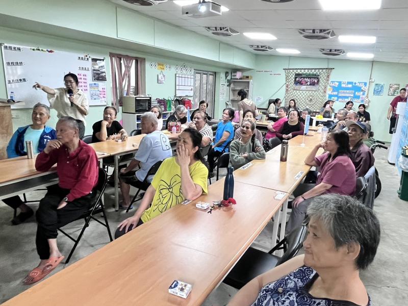 長輩分享創作故事,在交流中傳承珍貴文化記憶。