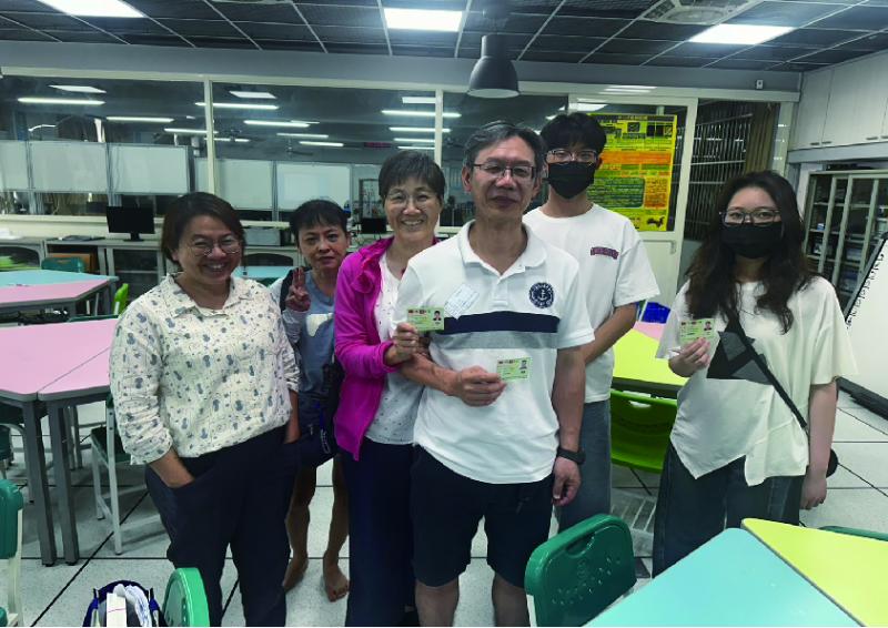 考場拿到證照大家合照留下合影紀錄