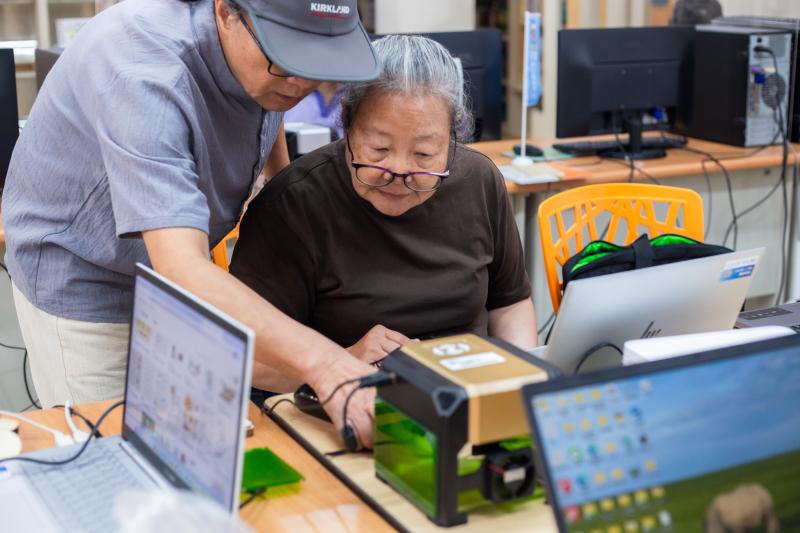 <p>鳳林DOC開設雷雕土地記憶課程，長輩學員認真學習專注地操作雷雕機。</p>