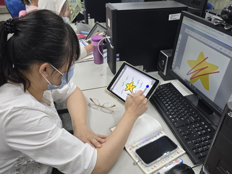 學員努力完成自己的貼圖成品。