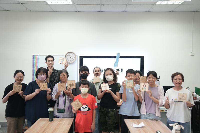 <p>花蓮市DOC辦理「雷雕土地記憶」課程，帶領學員運用平板創作圖像並學習使用雷雕機，製作專屬造型桌遊。</p>