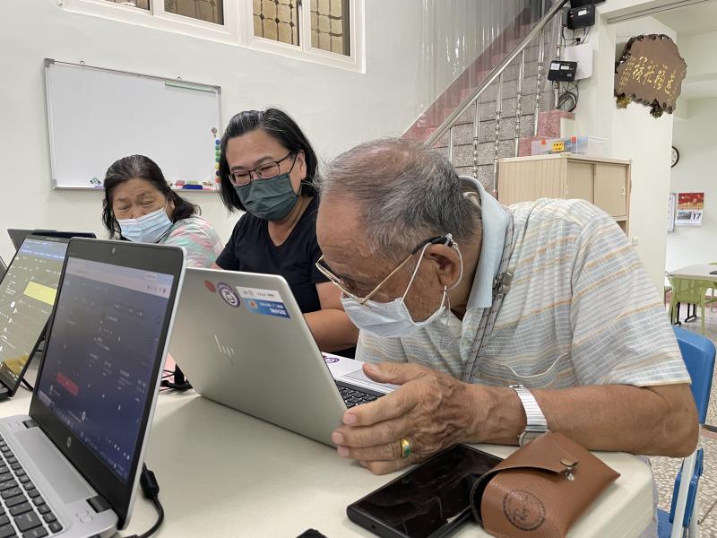 <p>AI 音樂創作，長者奮力聆聽腦海中預設的故事情節，搭配喜愛的旋律，讓音樂訴說當下心情與情緒。</p>