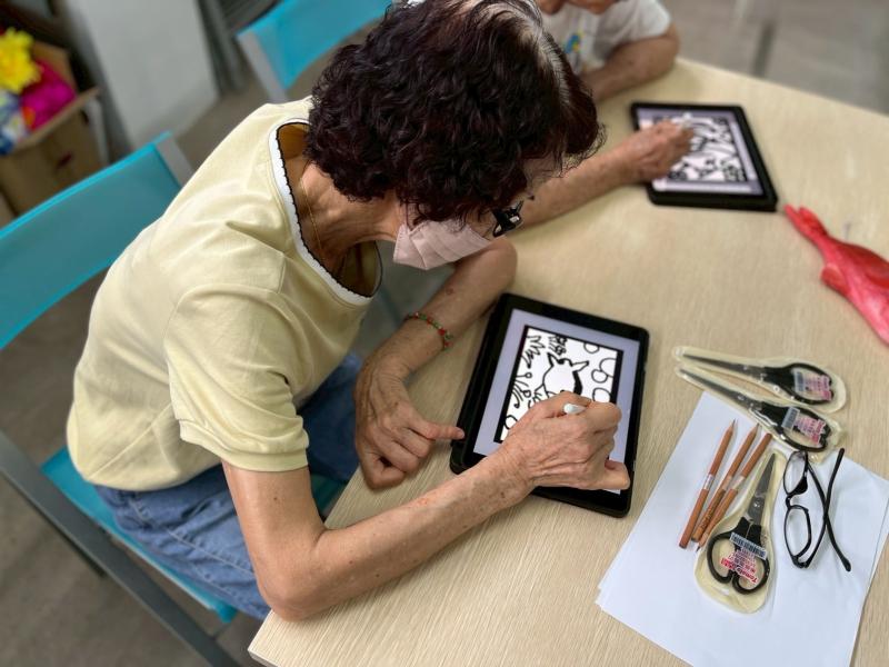 本次課程帶領學員運用平板電腦進行數位手繪創作，從最基礎的線條練習開始，逐步學習構圖、圖形設計與色彩搭配。許多長輩學員第一次接觸數位繪圖工具，從一開始的小心嘗試，到後來能自在地運用手寫筆創作，過程中不僅培養了創意思維，也提升了手眼協調能力與對