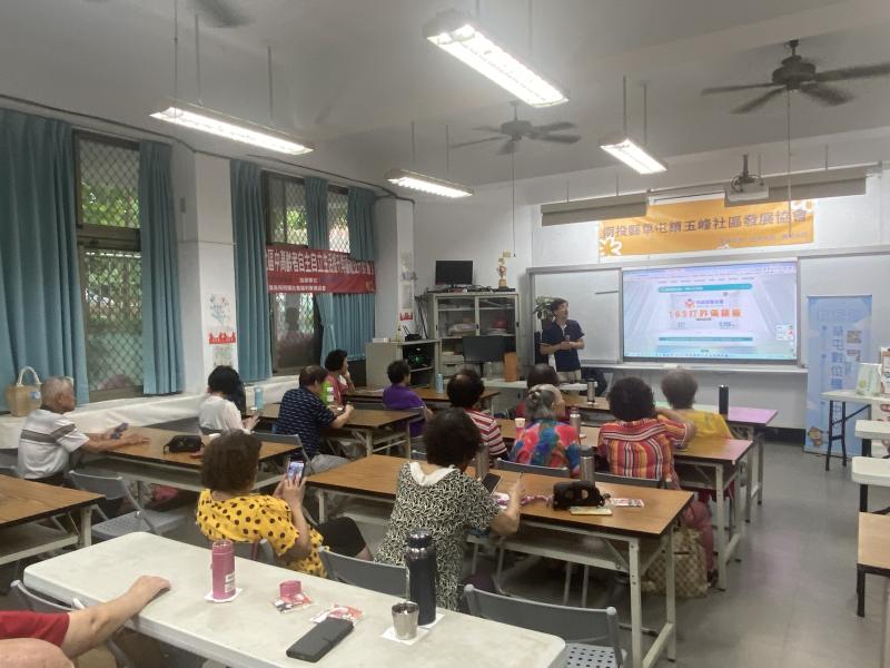 走入草屯鎮玉峰社區推動數位素養，銀髮長者一起學資安、防詐及媒體素養-封面照