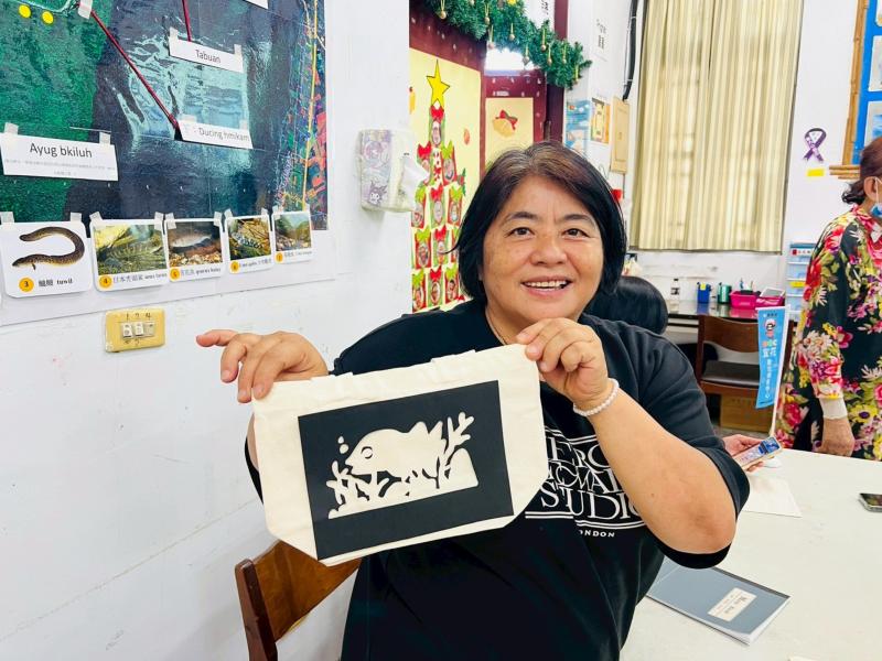 「電繪創作課」教導學員學習如何操作平板和繪圖軟體，而是邀請長輩將腦海中的記憶重新描繪出來。