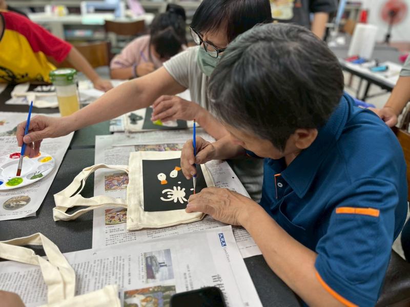 完成電繪後，課程運用裁藝機將作品裁切成型染模板，再透過顏料彩繪印製於畫布上。