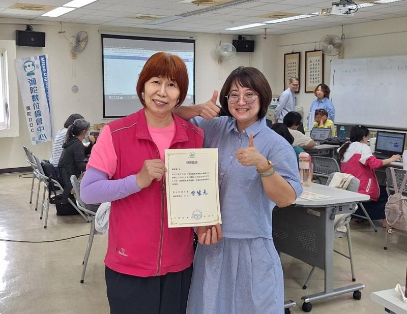 開心參加線上培訓課程拿到研習證書。