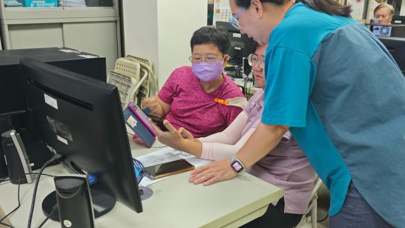 認真聽學員相互的討論