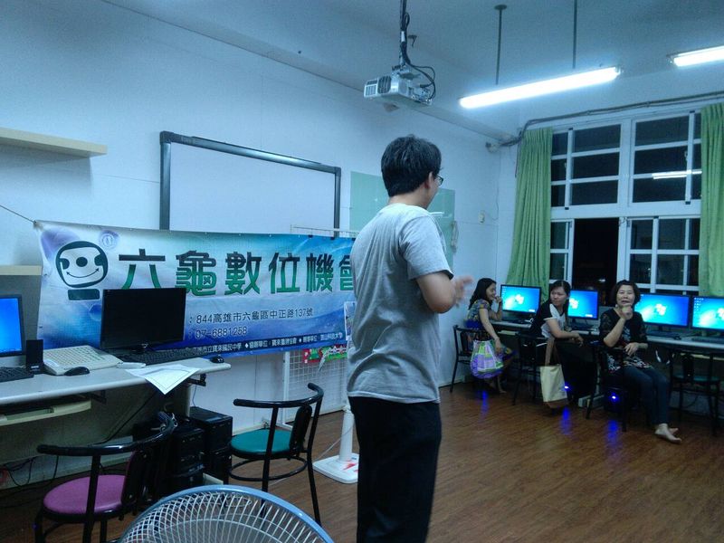 講師指導學員練習中