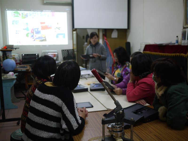 學員們在課堂中聽講師上課，認真地學習