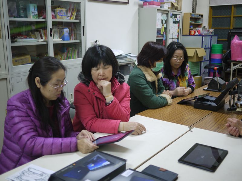 學員認真操作APP