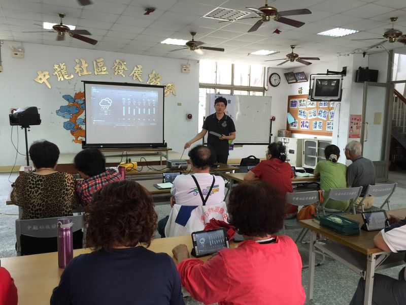 老師和駐點至後龍鎮中龍社區上平板課程。