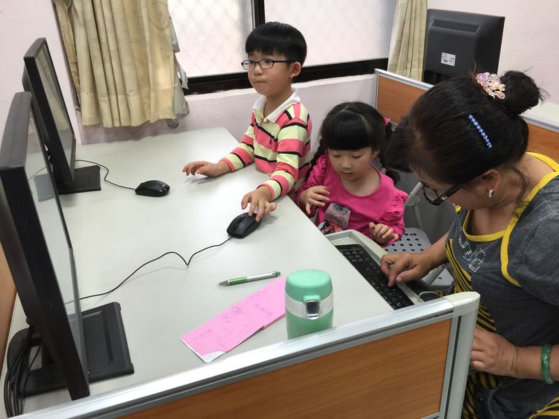 丫婆陪孫子孫女來學習電腦,操作鍵盤。