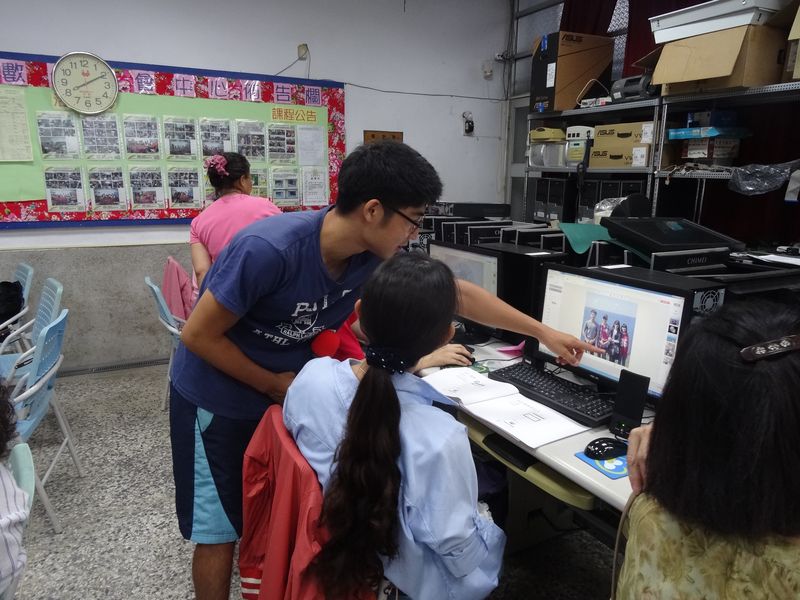 老師指導同學操作