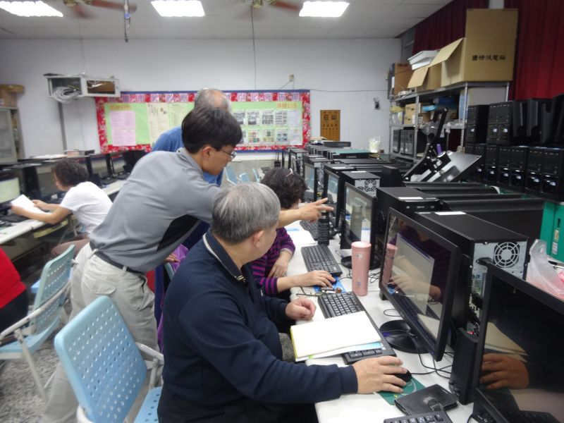 完成WORD操作介面使用，能夠繪畫簡單表格，擅打文件。