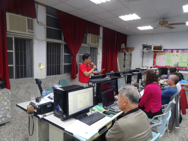 老師講解上課中