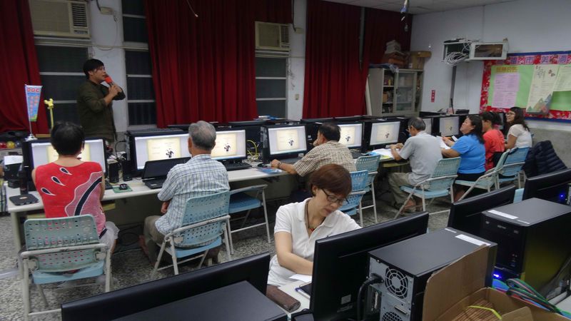 學習攝影的技巧與原理，實際拍攝作品與編輯美顏照修修，並線上上傳沖洗相片。