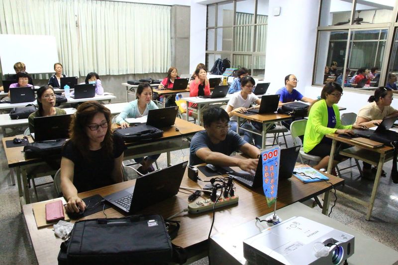 同學正在認真聽著老師上課中