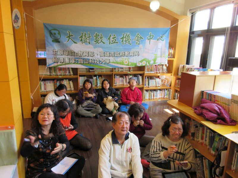 同學正在認真聽著老師上課中