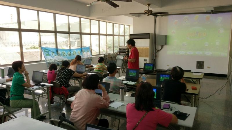 同學正在認真聽著老師上課中