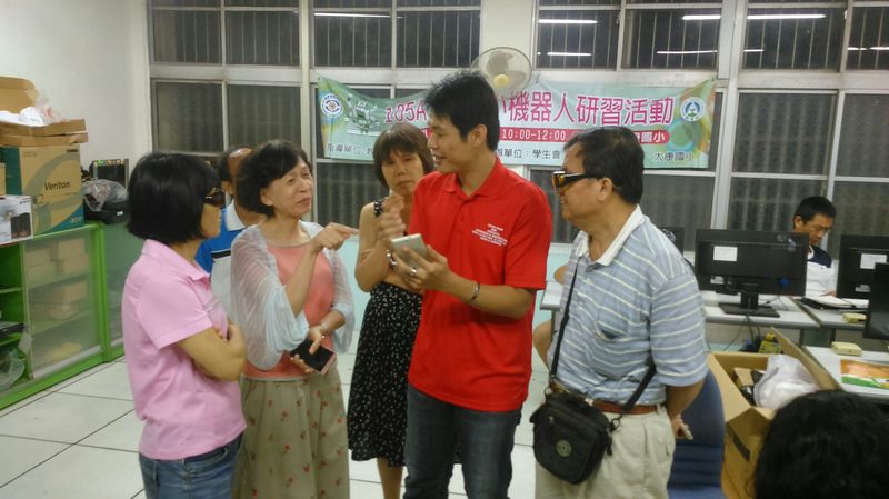 講師個別對學員做詳細說明