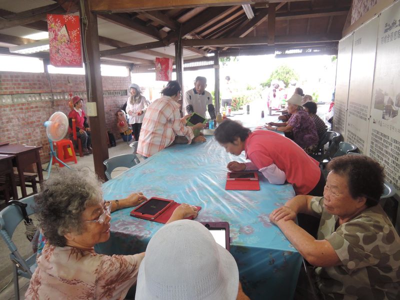 學員練習使用Smart裝置生活應用