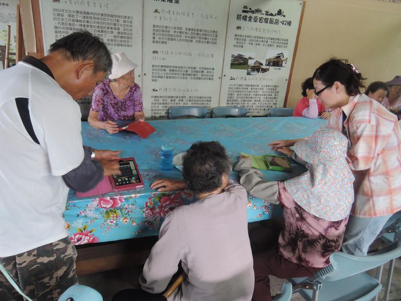 講師引導學員使用Smart裝置