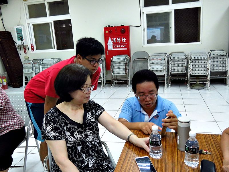 老師指導學員操作