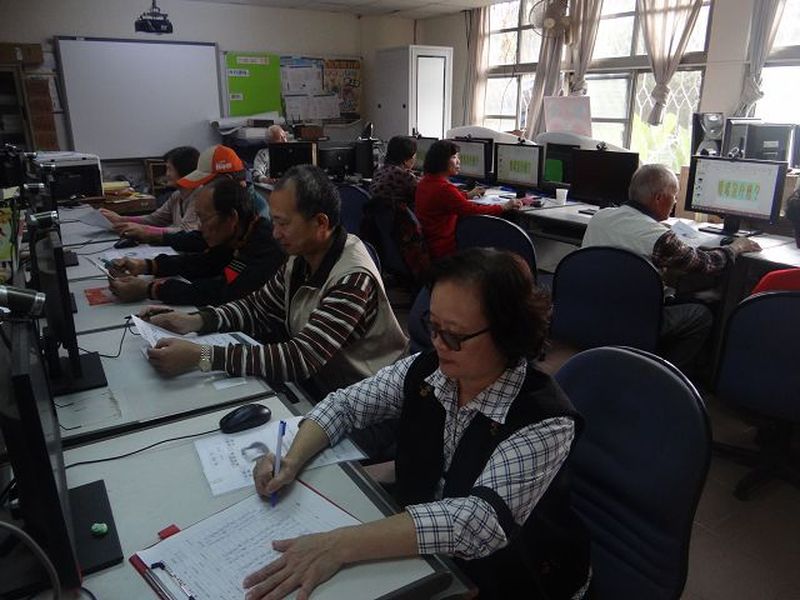 鍵盤打字抓滑鼠我最行課程開始，學員認真看講義，解說鍵盤、滑鼠等位置。