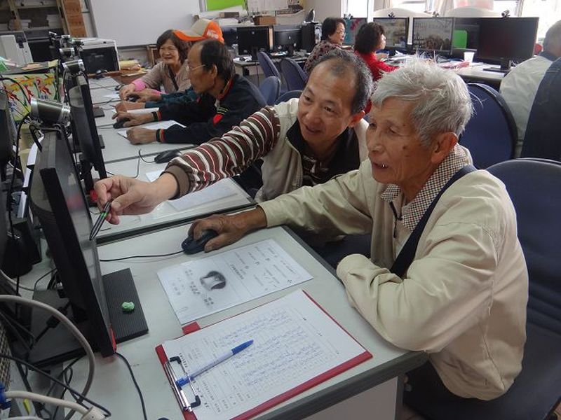 學員互相協助、指導。