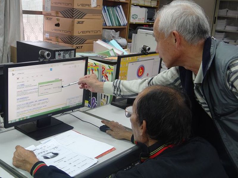 學員練習刪除檔案，講師一旁指導。