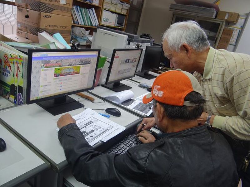 學員不熟悉鍵盤位置，講師一旁指導。